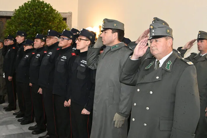 Abordnungen von Bundesheer und Feuerwehr, angetreten in der Aussegnungshalle.