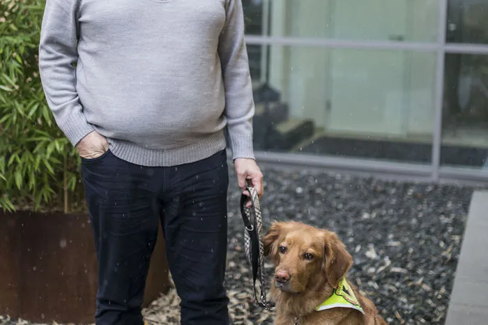 „Wie soll ein Blinder aussehen?“ Heinz Pfeifer ist 49 Jahre alt, studierter Betriebswirt und plant gerade seinen Umzug von Lienz nach Kärnten. Er ist schwer sehbehindert: blind mit schwachem Sehrest, wie es heißt. „Oft kommt es mir vor, als ob die Gesellschaft mir gegenüber blind wäre,“ meint er.Neulich auf einem Klassentreffen sei die erste Frage gewesen: „Wie geht es dir mit den Augen?“ „Niemand hat gefragt: ,Wie geht’s im Beruf‘, ,Wie geht es der Familie?‘“, erzählt Pfeifer. Das zeige, dass der Mensch hinter der Behinderung oft nicht gesehen werde.