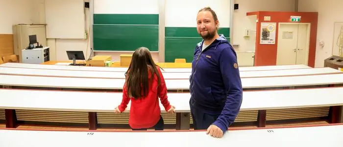 Hemma Bach (auf Wunsch ihrer Eltern nur von hinten gezeigt) gemeinsam mit Benjamin Hackl