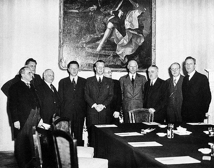  Skubl (links außen) am 12. März 1938, der treue Diener Schuschniggs in der Regierung des Nazis Seyß-Inquart. 