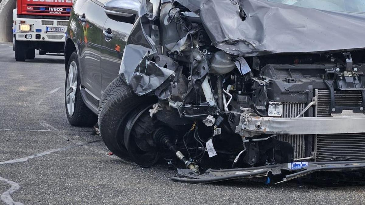 Das Auto war am Nachmittag gegen eine Leitschiene geprallt