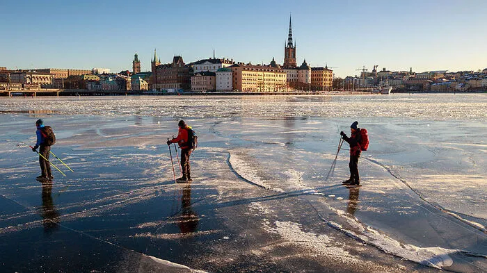 Eislaufen. Stockholm mit seinen 14 Inseln ist nah am Wasser gebaut, im Winter oft nah am Eis. Wenn Mälaren und Co. gefroren sind, gleitet man auf Kufen zu seinem Ziel. Ganztägige Ice-Skating-Touren: www.iceguide.seZum Aufwärmen: Runden drehen am Eislaufplatz Kungsträdgården.
