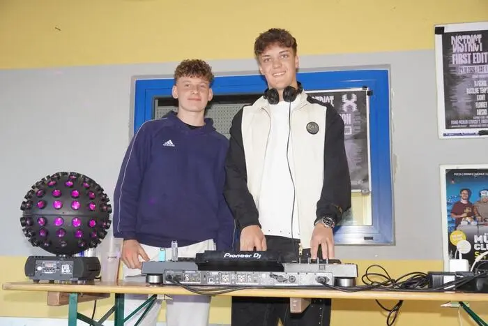 Während DJ Marex weiter auflegt, kommen immer wieder neue Besucherinnen und Besucher in den Innenhof.