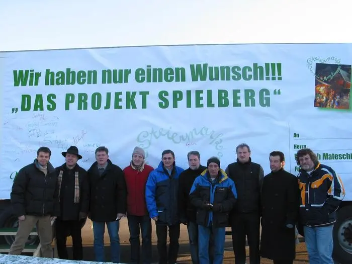 Josef Herk (4. v. l.) mit Mitstreitern bei einer Pro-Spielberg-Demo am 12. Dezember 2004 auf dem Rennstreckengelände