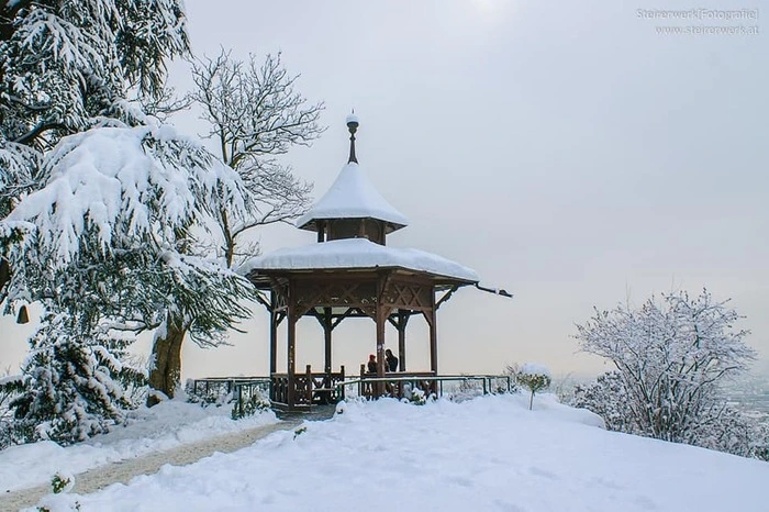 Der chinesische Pavillon am Schloßberg im Winterkleid