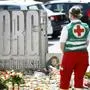 Eine Mitarbeiterin des Kriseninterventionsteams bei der Trauerstelle vor dem BORG Dreierschützengasse nach dem Amoklauf mit zehn Todesopfern in Graz