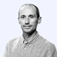 Marco Haas, Geboren 1981, schon früh fasziniert von Bewegtbild und Video. Einstieg in die Film- und TV-Branche über Sommerpraktika, danach Stationen vom Set-Runner bis zur technischen Leitung für Kino- und TV-Produktionen. Seit 2014 Video Producer innerhalb der Styria Media Group. Seit 2024 bei der Kleinen Zeitung, Fokus auf Produktion und Postproduktion. Leidenschaft für die Verbindung analoger und digitaler Videotechnik sowie für zeitgemäße Erzählformen.