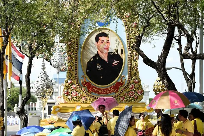 Damit hat der 66-Jährige nun alle Vollmachten eines thailändischen Königs.