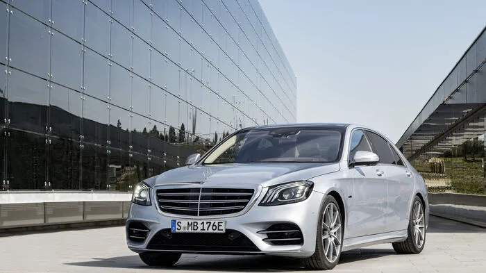 Jüngstes Mitglied der gerade überarbeiteten S-Klasse-Familie von Mercedes ist ein Plug-in-Hybrid: Der S 560 e (2,1 l/100 km, 49 g/km, 15,5 kWh/100 km) kommt rein elektrisch rund 50 Kilometer weit. Der Antriebsstrang kombiniert die 367 PS des V6-Ottomotors mit 90 kW elektrischer Leistung.