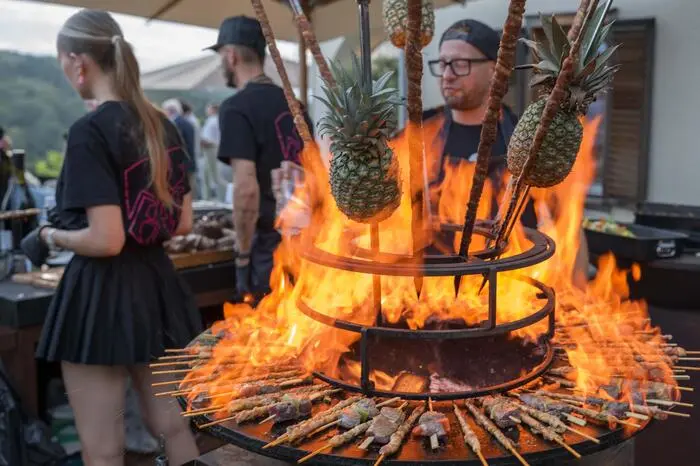 Neben Wein gabe es für die Gäste auch ein Live-BBQ vom Chianinahof