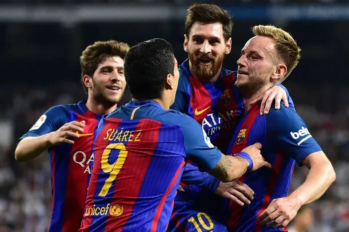 In der 73. Minute brachte der Kroate Ivan Rakitic (im Bild rechts) mit einem Weitschuss Barcelona erstmals in Front, keine fünf Minuten später sah Real-Kapitän Sergio Ramos die Rote Karte für ein grobes Foul an Messi. James Rodriguez erzielte in der 85. Minute den 2:2-Ausgleich.
