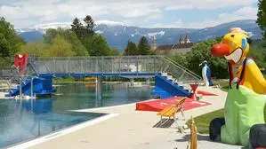 Ein Schwimmbad mit einem Clown