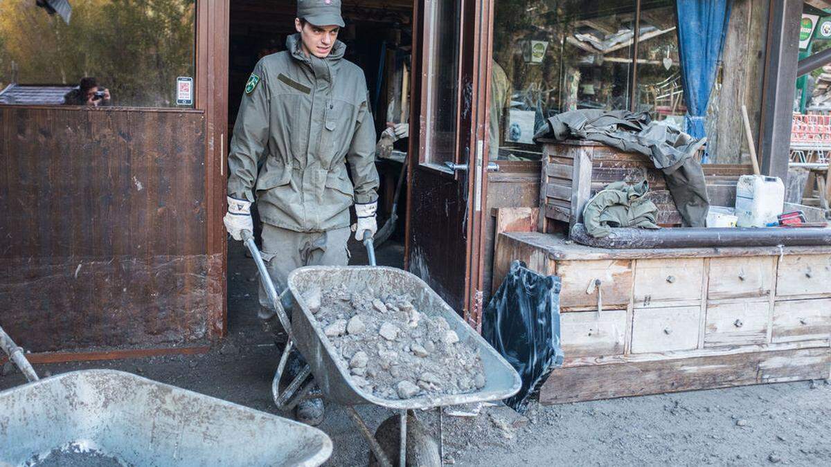 Die Soldaten befreiten gestern die Gebäude in der Galitzenklamm von Schlamm – mit Schaufeln und Schubkarren