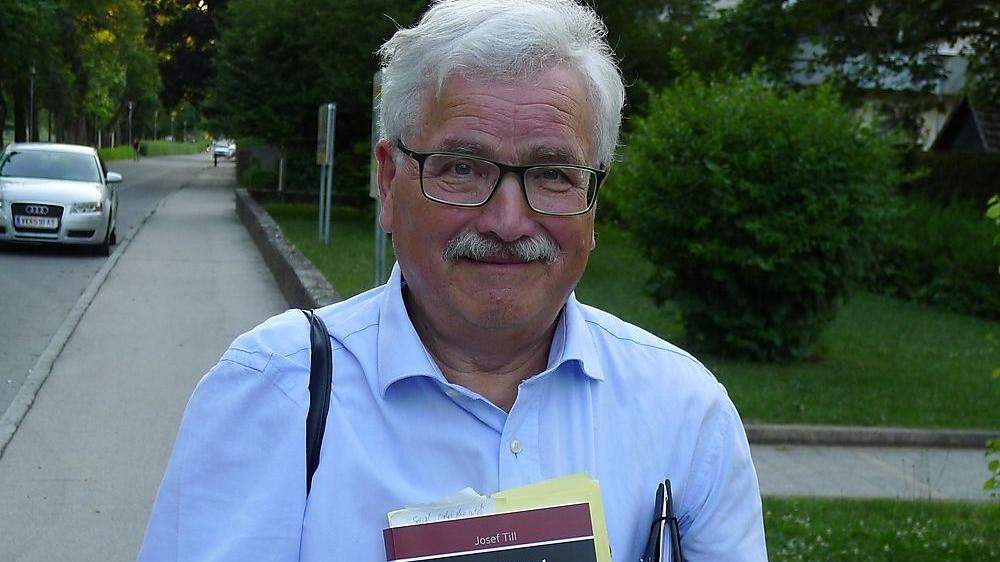 Stolz auf sein geglücktes Werk: Josef Till mit seinem neuesten Buch in Klagenfurt, wo er lange gelebt hat 