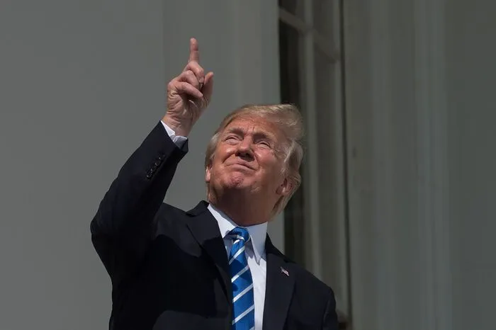 Auch Präsident Donald Trump ließ sich das Himmelspektakel nicht entgehen.