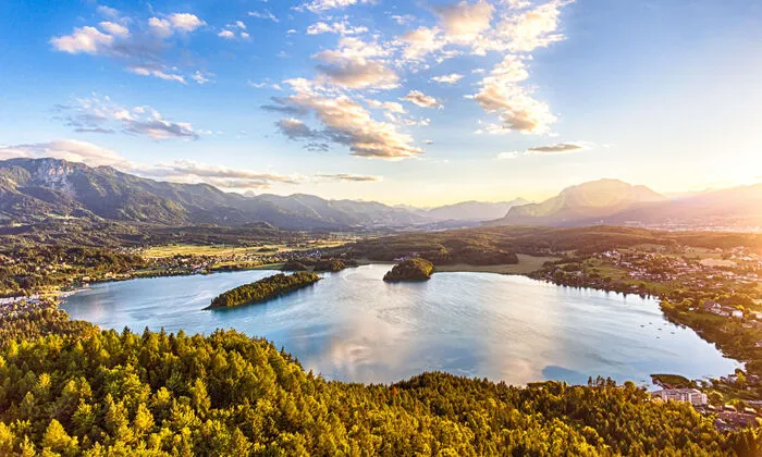 Der Faaker See bietet nicht nur Abkühlung während der Fahrt, sondern auch spannende Erlebnisse entlang des Weges