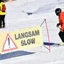 ABD0015_20220115 - ZAUCHENSEE - ÖSTERREICH: ++ THEMENBILD ++ Illustration zum Thema "Wintersport / Ski / Skifahren / Tourismus / Freizeit" - Skifahrer fahren an einem Hinweisbanner "Langsam-Slow" am Freitag,14. Jänner 2022, im Skigebiet Altenmarkt-Zauchensee, vorbei. - FOTO: APA/BARBARA GINDL