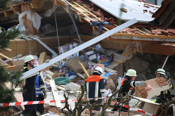 Als Ursache des Unglücks am Sonntag in Rettenbach am Auerberg wurde nach Angaben des Sprechers inzwischen eine Gas-Explosion vermutet.  