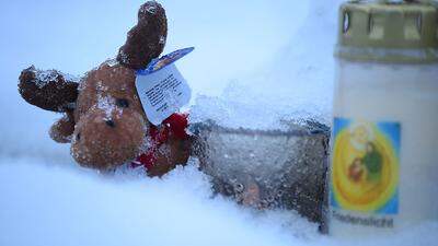 Mittlerweile fiel Schnee auf den Ort des Geschehens