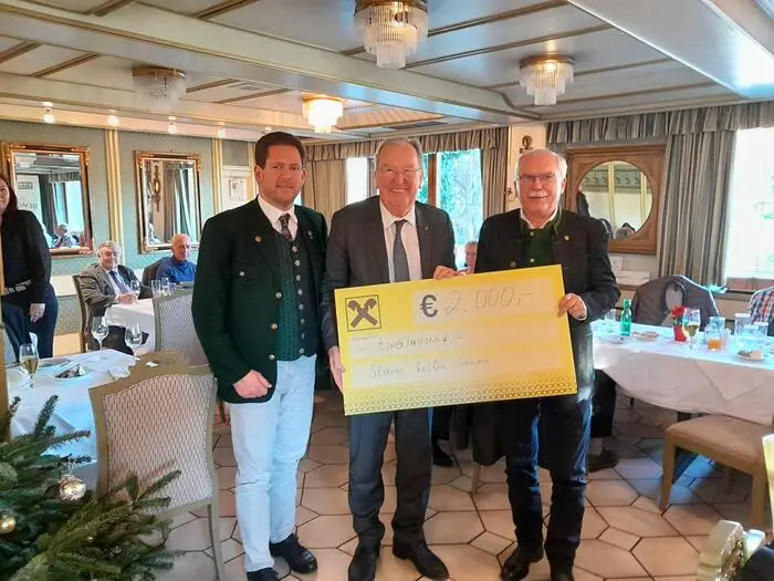 LGF Gerd Wilfling, LO BR Ernest Schwindsackl und Landesfinanzreferent Johann Jauk freuen sich über das Spendenergebnis von 2000 Euro