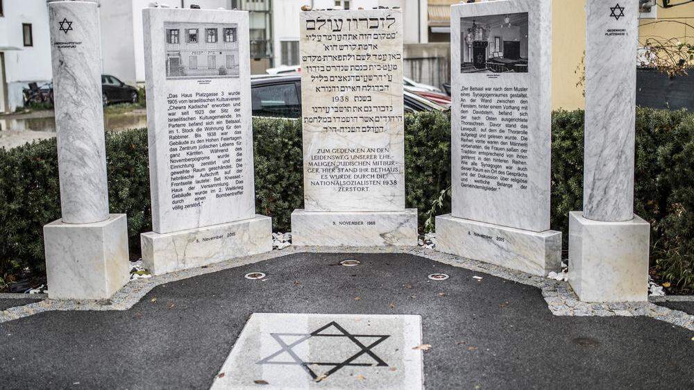 Heute erinnert dort ein Mahnmal an die Schändung des jüdischen Tempels während des Novemberpogroms 1938 
