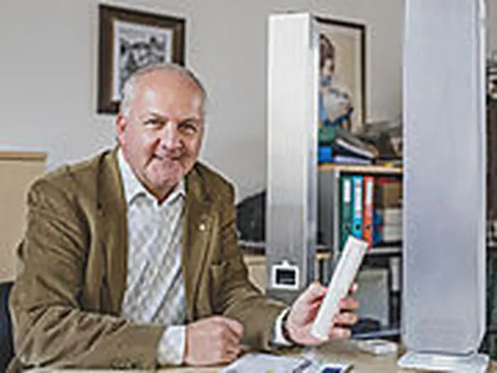 Johannes Blassnig mit seiner UVC-Lampe