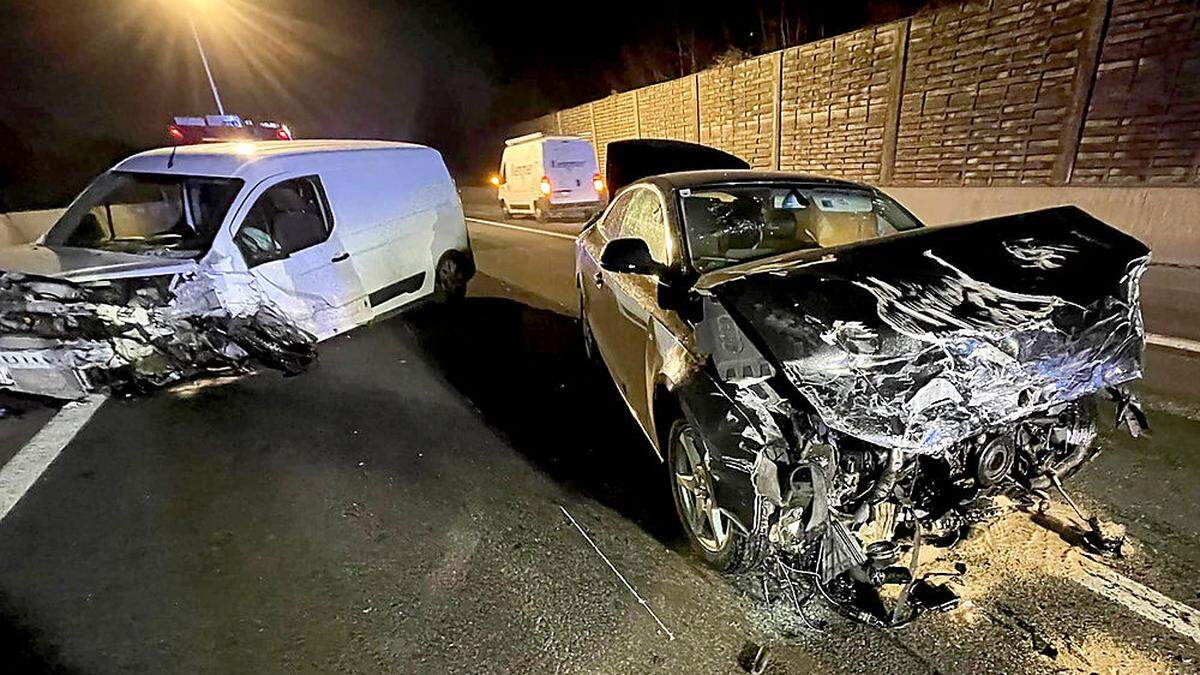 An den beiden am Unfall beteiligten Pkw entstand Totalschaden 