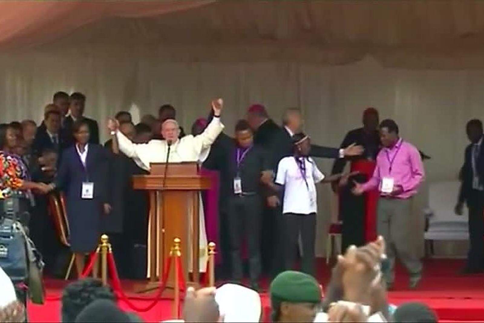 Papst auf Afrikareise: Franziskus geißelt das Unrecht