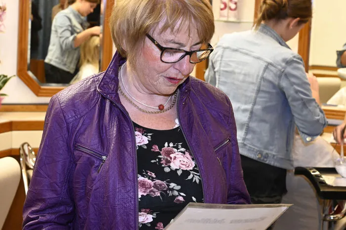 Marianne Rud, die 35 Jahre als Friseurin an Camaurs Seite stand, dankte ihrer ehemaligen Chefin mit einem liebevoll verfassten Gedicht.