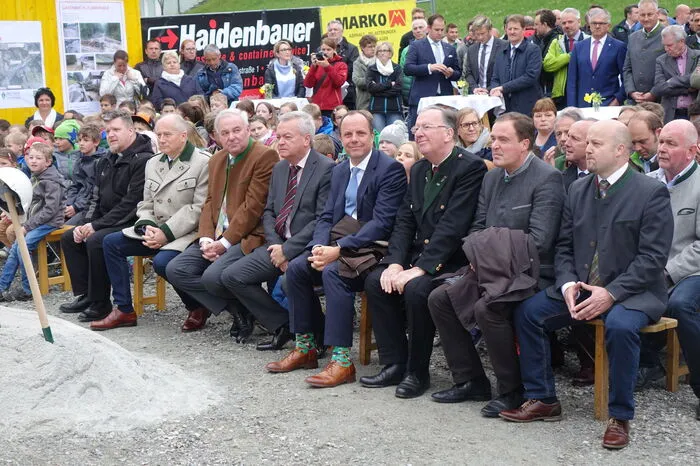 Zahlreiche Politiker wie die Landesräte Hans Seitinger und Anton Lang, Landeshauptman Hermann Schützenhöfer, Nationalratsabgeordneter Christoph Stark, Landtagsabgeordneter Bernhard Ederer waren bei den Feierlichkeiten mit dabei.
