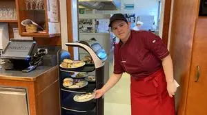 Eva Maria Dullnig schickt die Frühstücksteller auf "Lutzi" zu den Tischen