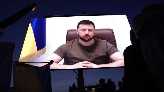 So kennt die Welt ihn mittlerweile: Der ukrainische Präsident Wolodymyr Selenskyj steht seit Beginn des Kriegsausbruchs in der Ukraine im Fokus wie nie zuvor in seiner ungewöhnlichen Karriere.