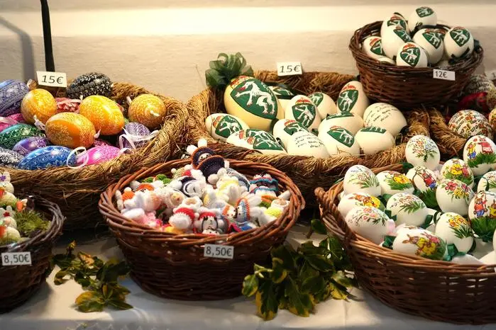 Rund 50 Aussteller aus Österreich und den Nachbarländern präsentierten kunstvolle Ostereier, handgemachte Kleidung, Schmuck und Dekorationen. 