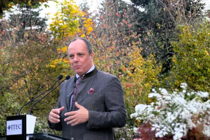 Unter den Ehrengästen befanden sich Bezirkshauptmann Heinz Schwarzbeck, Bürgermeister Robert Schmierdorfer, Bezirksfeuerwehrkommandant Johann Maier-Paar, die Landtagsabgeordneten Wolfgang Dolesch und Willibald Spörk sowie Nationalratsabgeordneter Christoph Stark.