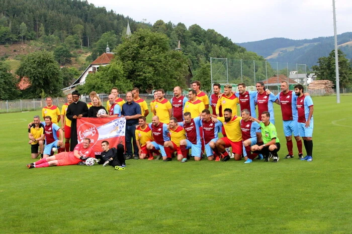 Grund war der „Challenge-Cup" des  Sportvereines (SV) Kraig, bei dem die „Obermühlbacher Mannsbilder" (gelbe Dressen) und die „U-70-Herren von Kraig“ 90 Minuten dem runden Leder nachjagten. 