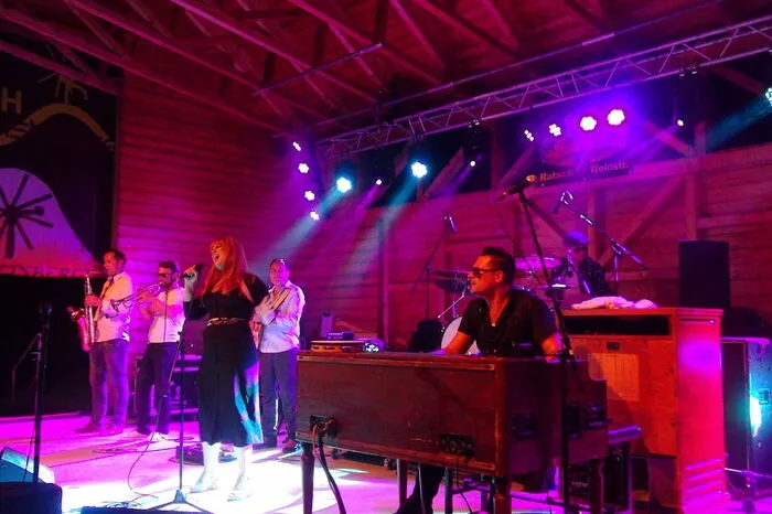 ...sowie Raphael Wressnig und seine „Soul Gift Band“ mit Sängerin Sabine Stieger mit viel Soul & Funk so richtig rocken.