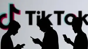 Geschäftsmann mit Telefon Hintergrund tiktok Business person using phone background tiktok Copyright: imageBROKER/MdxMamunxMiah iblmia11891306.jpg Bitte beachten Sie die gesetzlichen Bestimmungen des deutschen Urheberrechtes hinsichtlich der Namensnennung des Fotografen im direkten Umfeld der Veröffentlichung