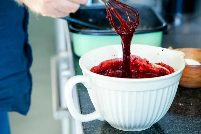 Das Blut wird mit Milch, Mehl, Zwiebeln, Eiern und Gewürzen zu einer homogenen Masse verarbeitet.