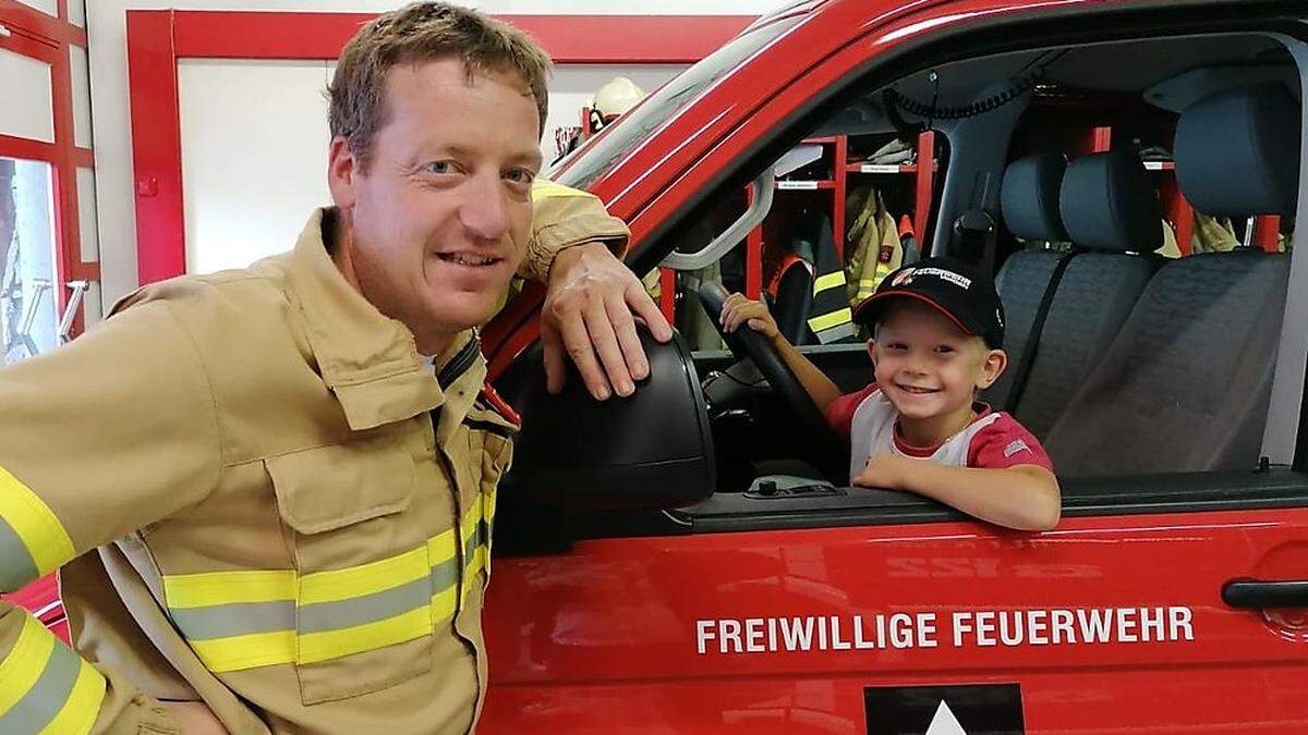 Feuerwehrkommandant Mair mit Sohn Elias, der auch einmal Feuerwehrmann werden möchte