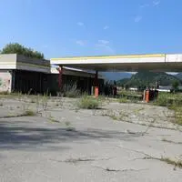 Die Natur hat bereits Besitz von der verlassenen Tankstelle ergriffen