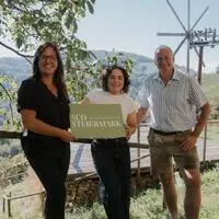 Markenbotschafterin Julia Scheib mit Tourismusverbands-Geschäftsführerin Nicole Reiterer und Finanzreferent Gerd Jauk