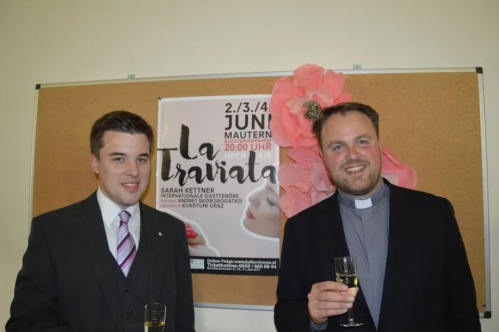 Leobener Kulturreferent Johannes Gsaxner freut sich gemeinsam mit Pater Clemens Grill auf einen "entspannenden und hochemotionalen Abend in den historischen Mauern des Klosters".