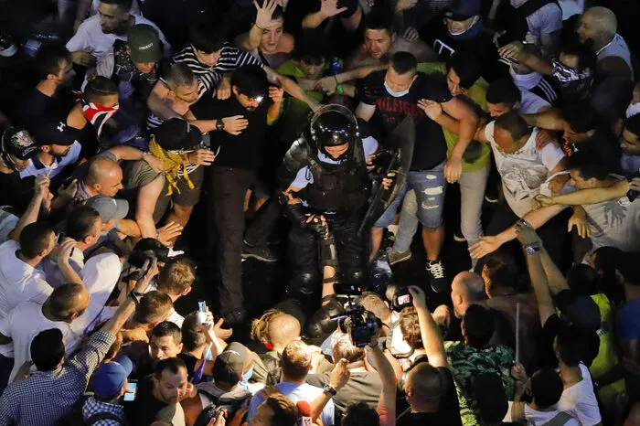 Die Demonstranten forderten den Rücktritt von Ministerpräsidentin Vasilica Viorica Dancila und des sozialdemokratischen Parteichefs Liviu Dragnea als Parlamentspräsident, denen Korruption und eine Bevormundung der Justiz vorgeworfen werden.
