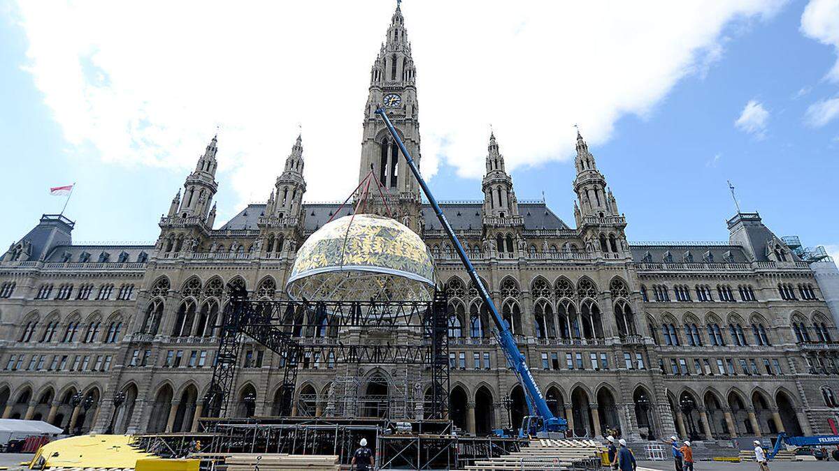 Goldener Aufbau hat Gesamtdurchmesser von 14 Metern 