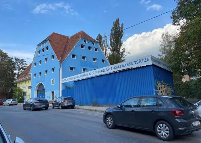 Aktuell sticht das denkmalgeschützte Haus noch mit seiner blauen Fassadenfarbe ins Auge