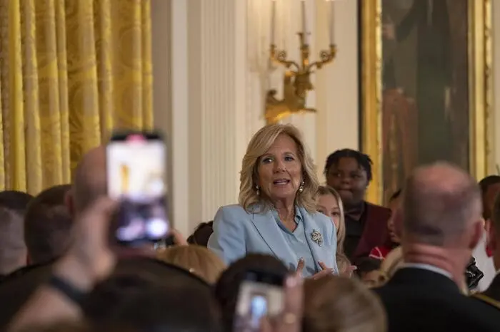 First Lady Jill Biden stellte am Montag offiziell die diesjährige Weihnachtsdekoration der US-Regierungszentrale vor, die Mitarbeiter gemeinsam mit mehr als 300 Freiwilligen aus dem ganzen Land eine ganze Woche lange anbrachten.