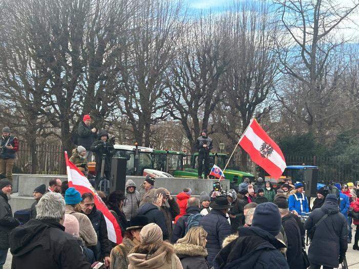 Demonstranten mit österreichischen Fahnen auf dem Ballhausplatz | 150 Demonstranten kamen zum Kanzleramt