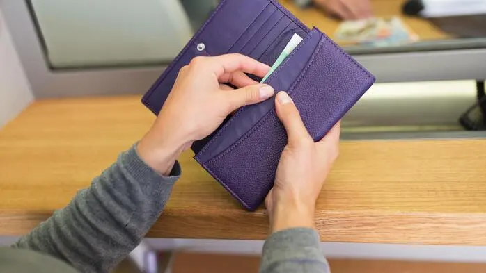 Einkommen von Frauen stärker belastet | Frauen bleibt durch das Sparpaket weniger Geld übrig