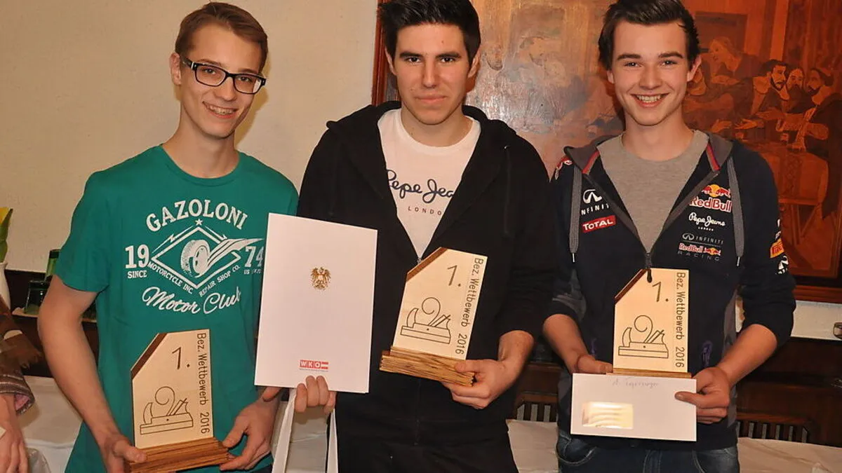 Von links: Die Sieger des Bezirkswettbewerbes der Tischlerlehrlinge: Gerhard Markus Korak (2. Lehrjahr), Thomas Feistbaur (3. Lehrjahr) und Matthias Woschitz (1. Lehrjahr)