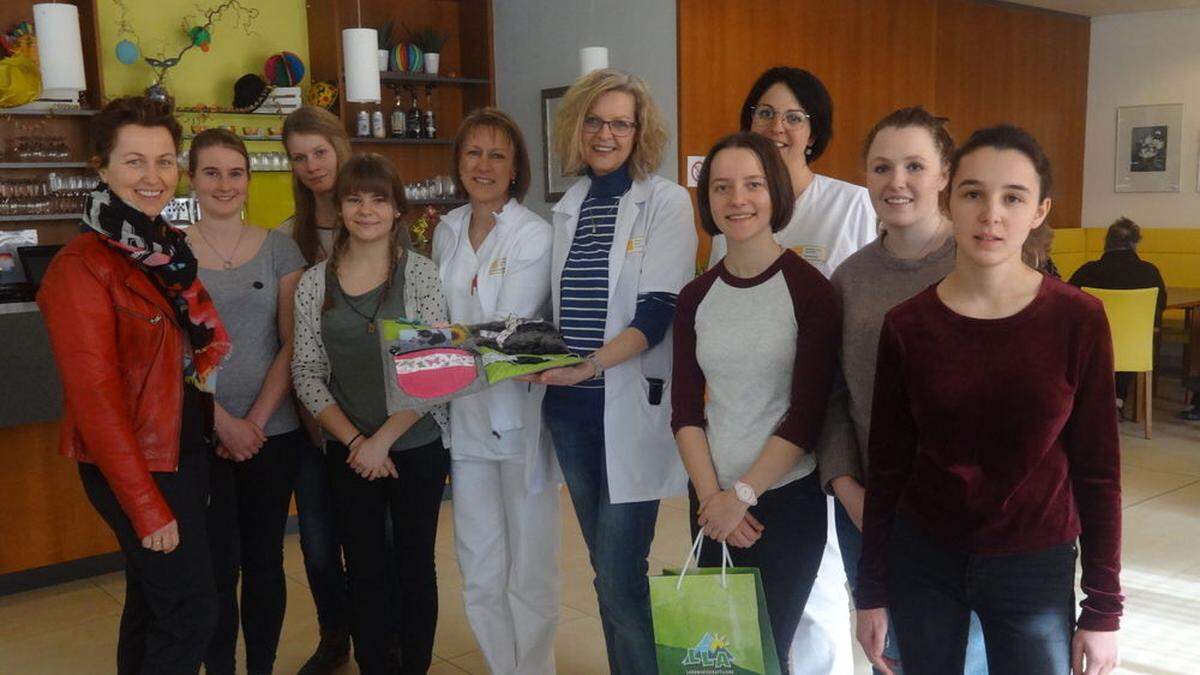 Johanna Einhauer überreichte mit Schülerinnen an Maria Unterlercher, Daniela Meier und Magdalena Sauper die Demenzdecke